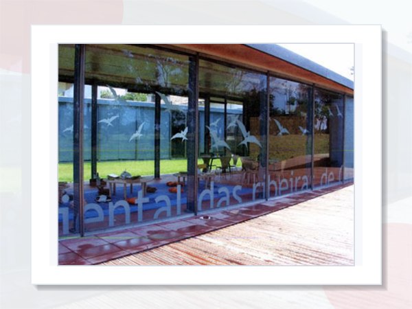 Oslikavanje izloga pjeskarenom folijom